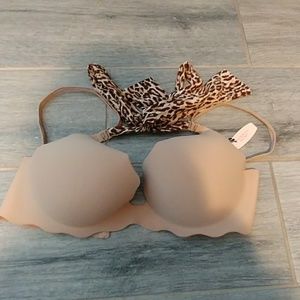 “Very Sexy" Victoria's Secret push-up bra …